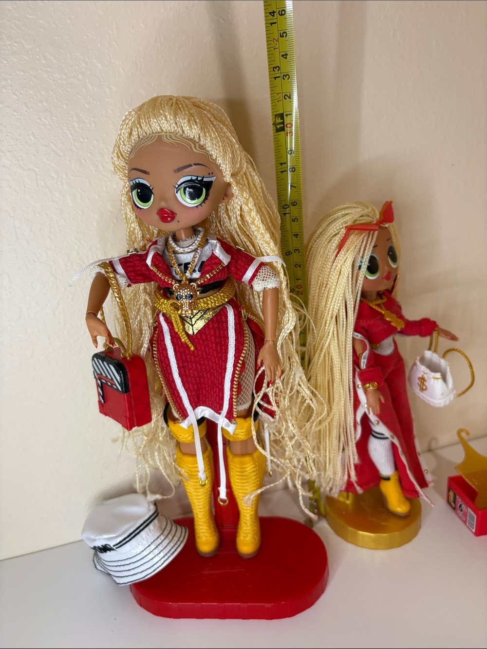 Set of. 2 L.O.L. SWAG Surprise Fierce Fashions Dolls in Red and Gold Outfits - Picture 11 of 14
